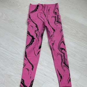 NATURYL Pink/Black scrunch butt leggings